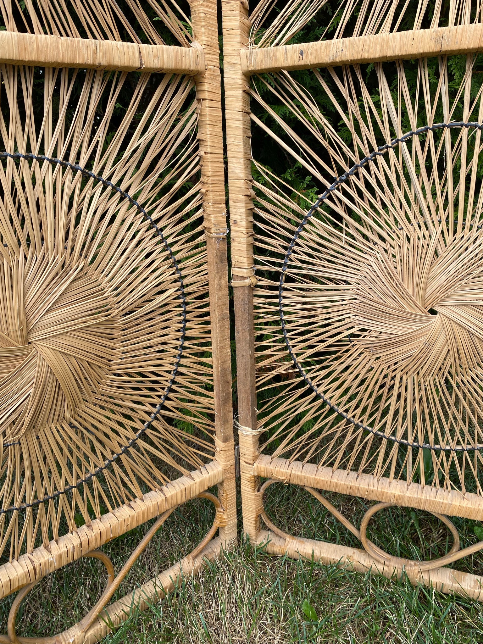 Sunburst wicker paravent