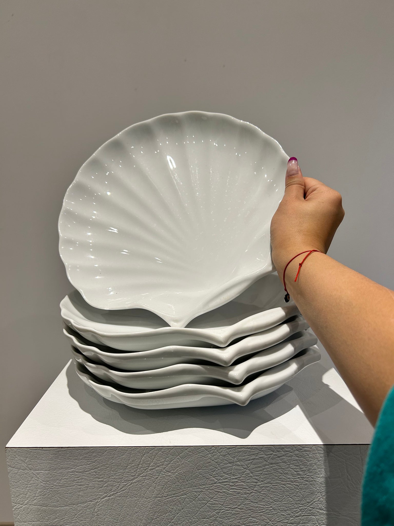 White ceramic seashell dining plates set