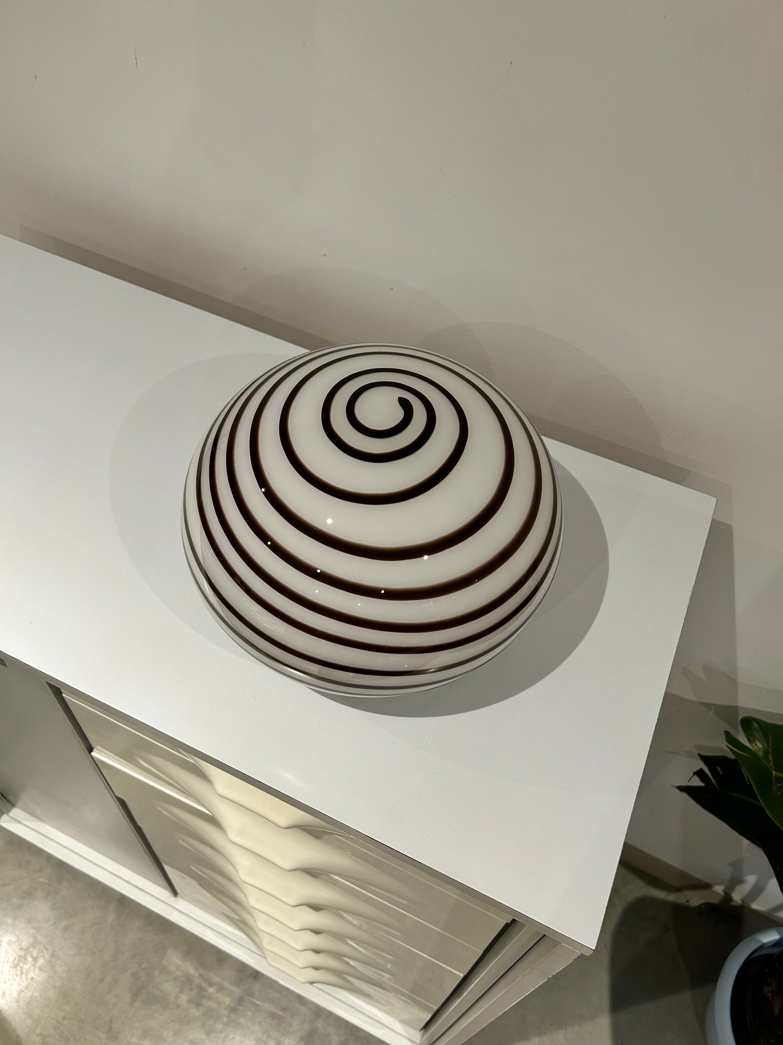 Round swirly glass table lamp