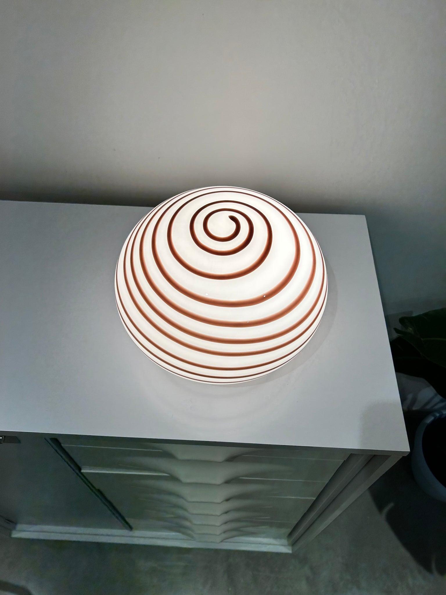 Round swirly glass table lamp