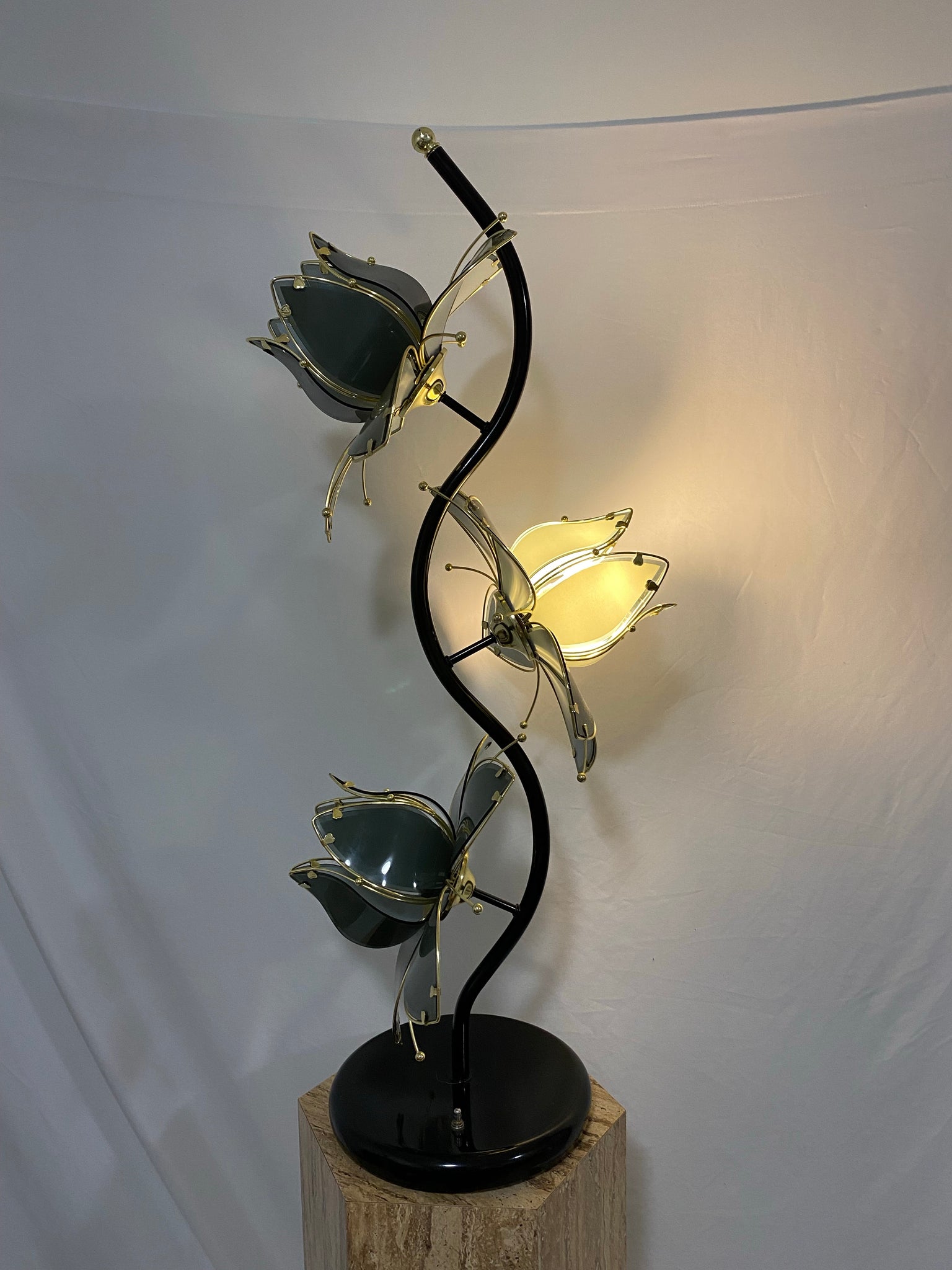 Black lotus table lamp