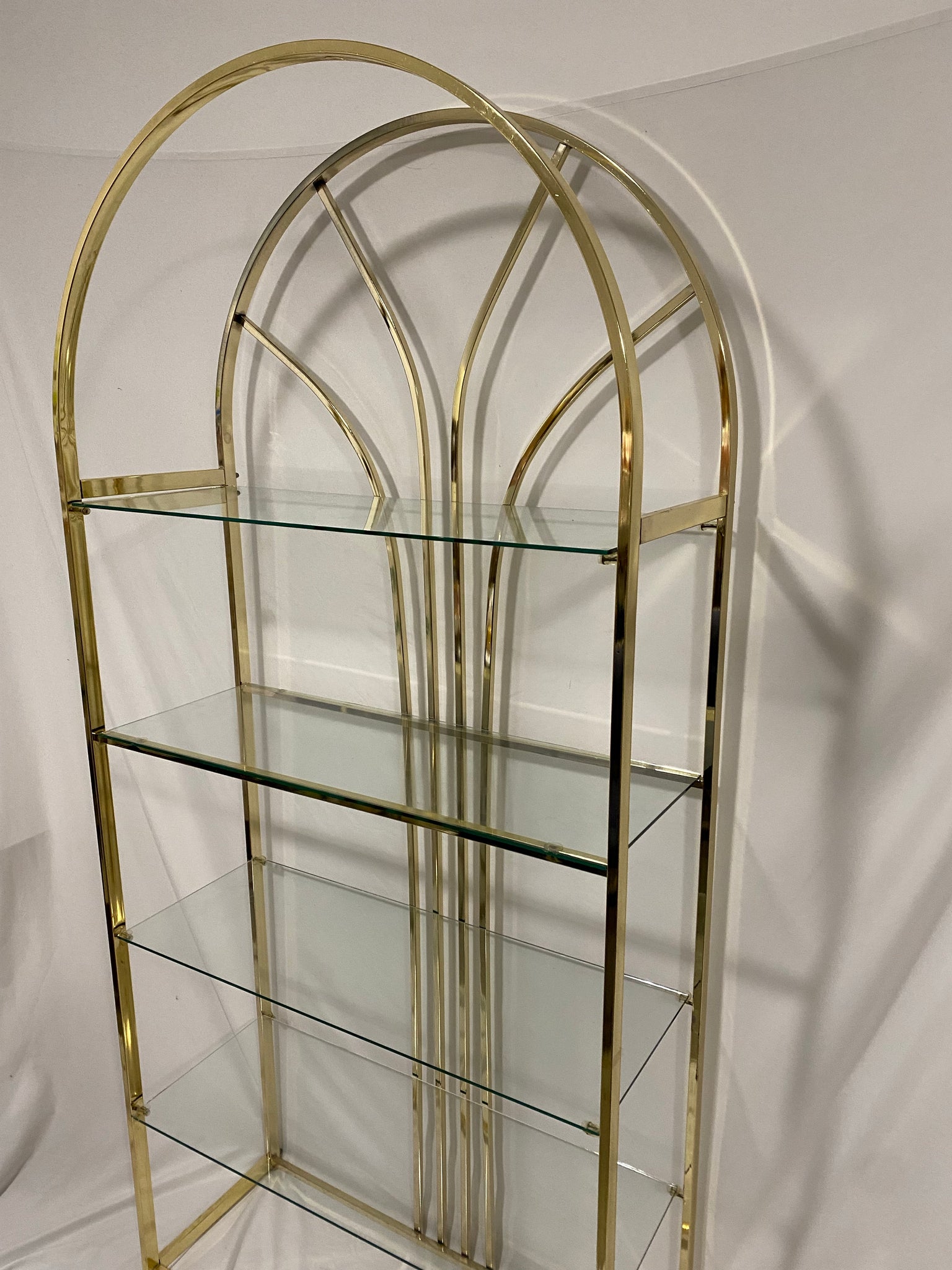 Hollywood Regency arched brass étagère – Turquoise's Treasures