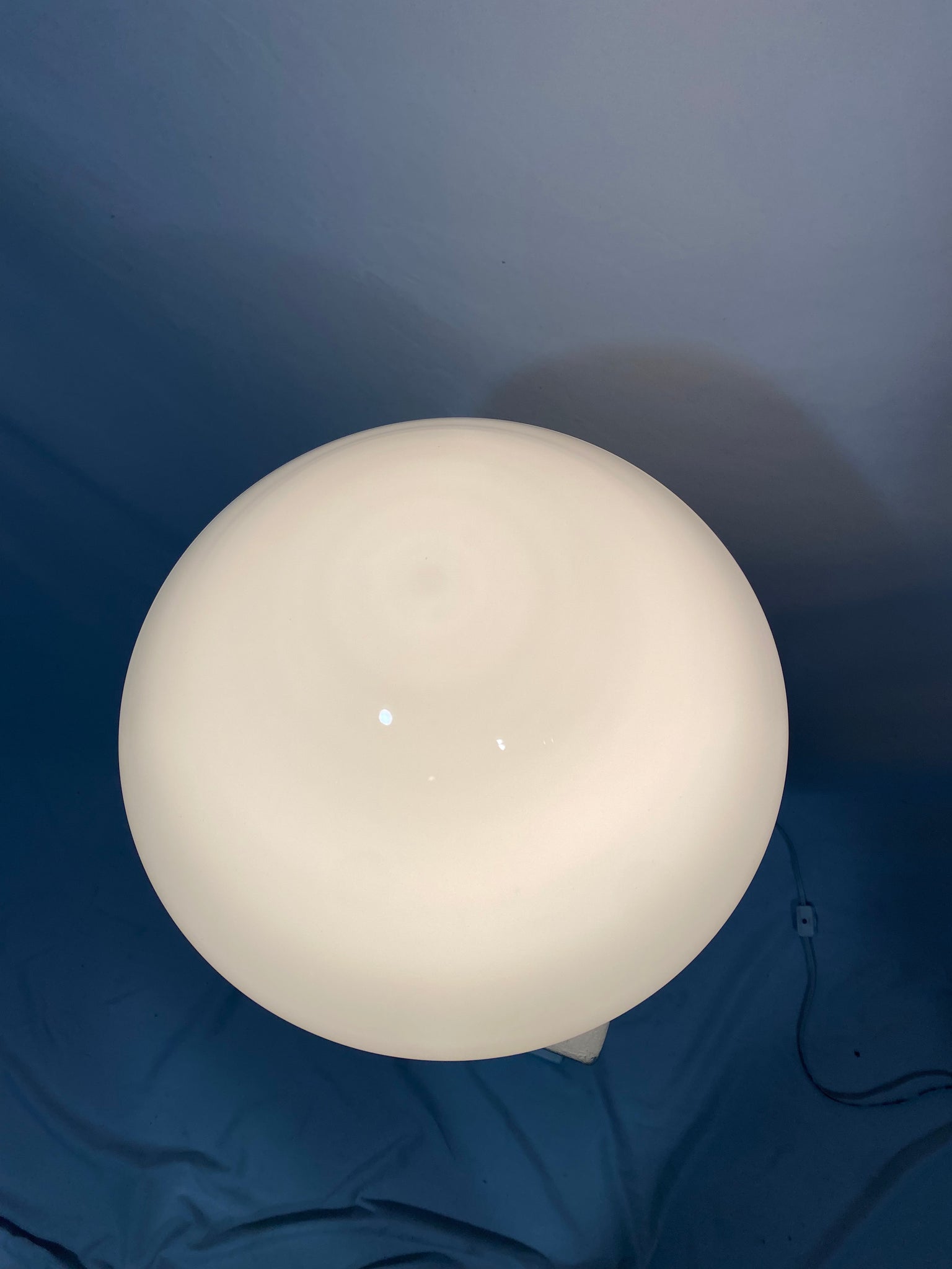 Medium white closed-top Murano glass mushroom lamp