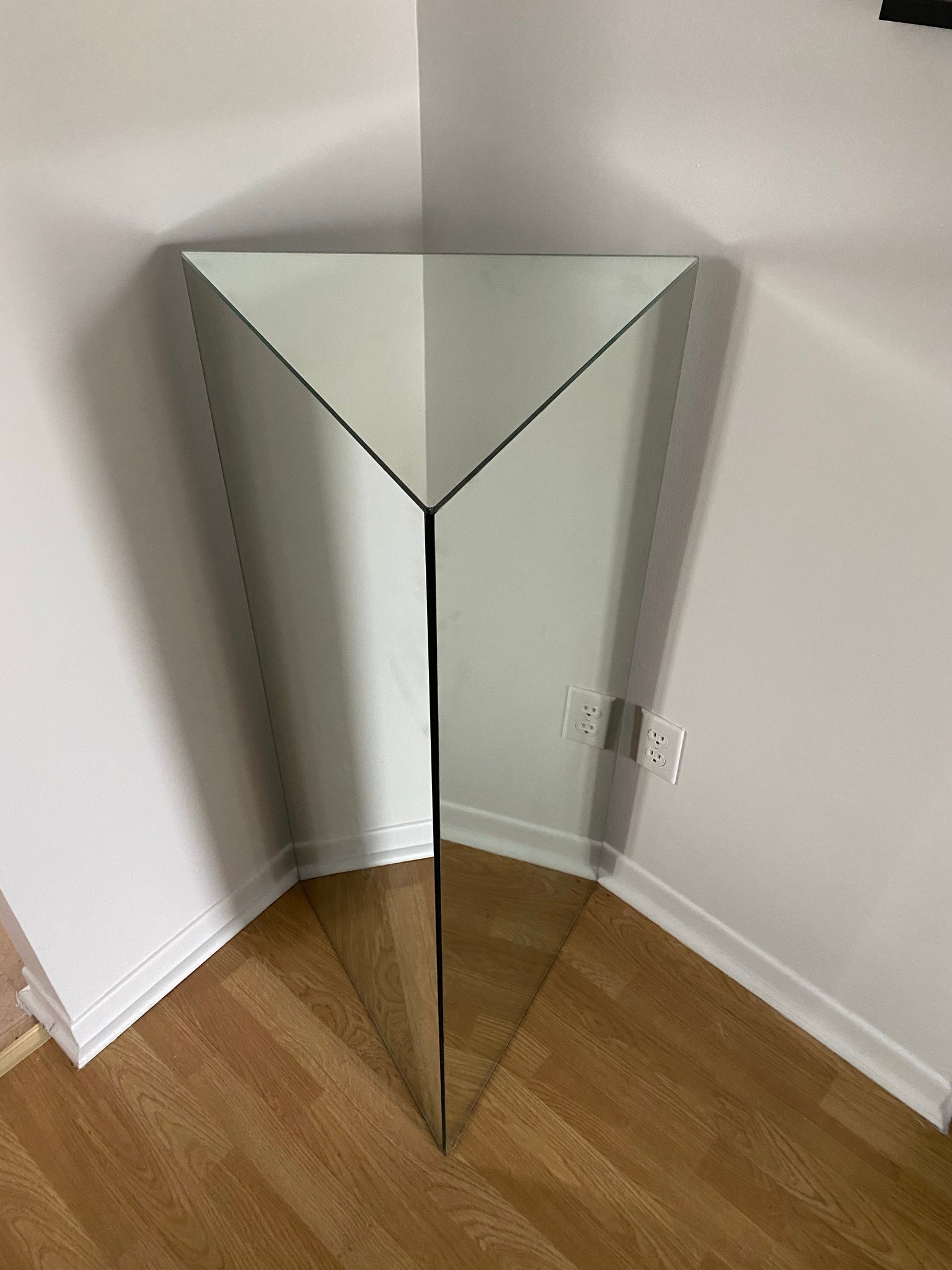 Triangular mirror podium