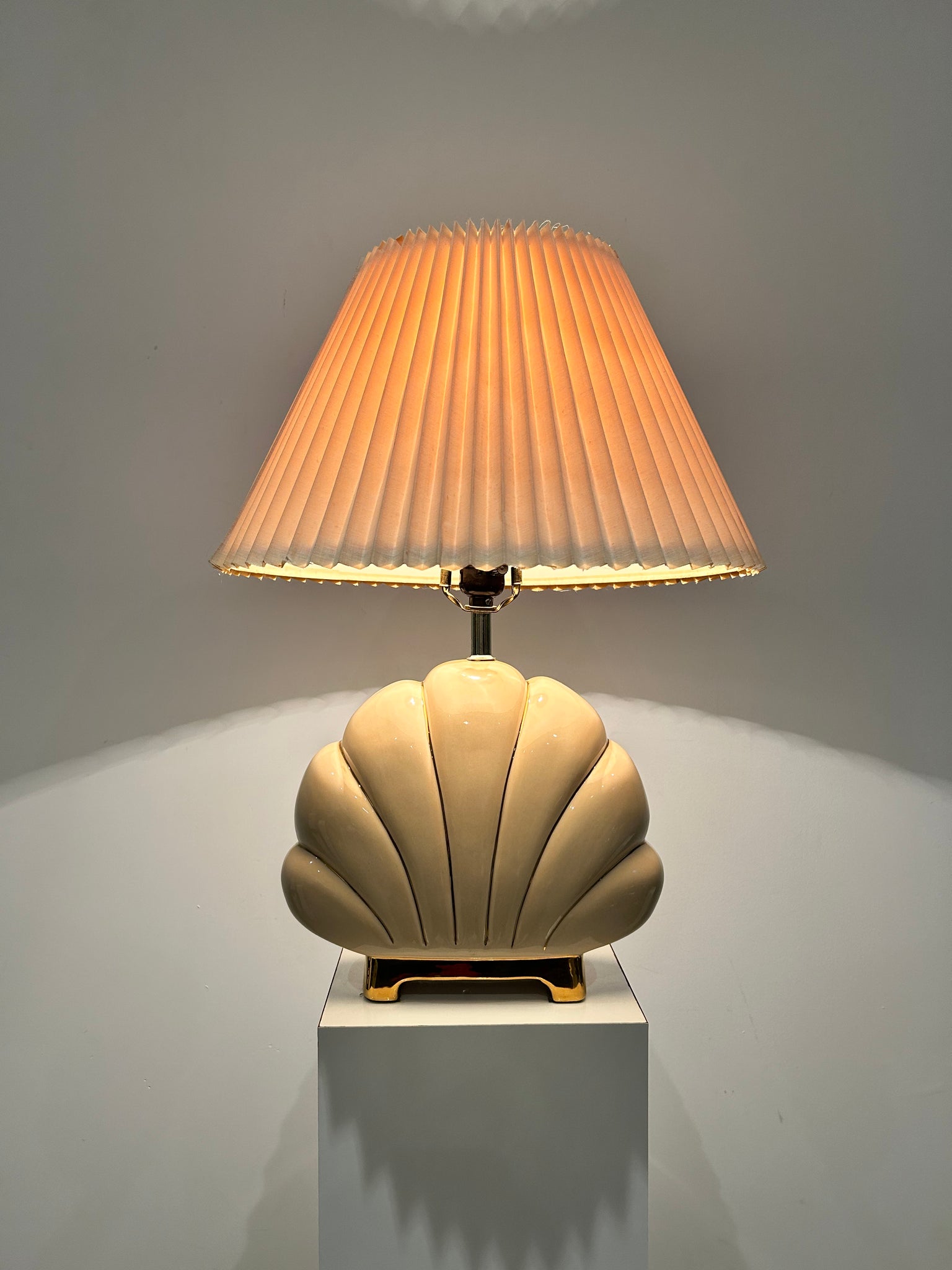 Golden brass seashell table lamp – Turquoise's Treasures