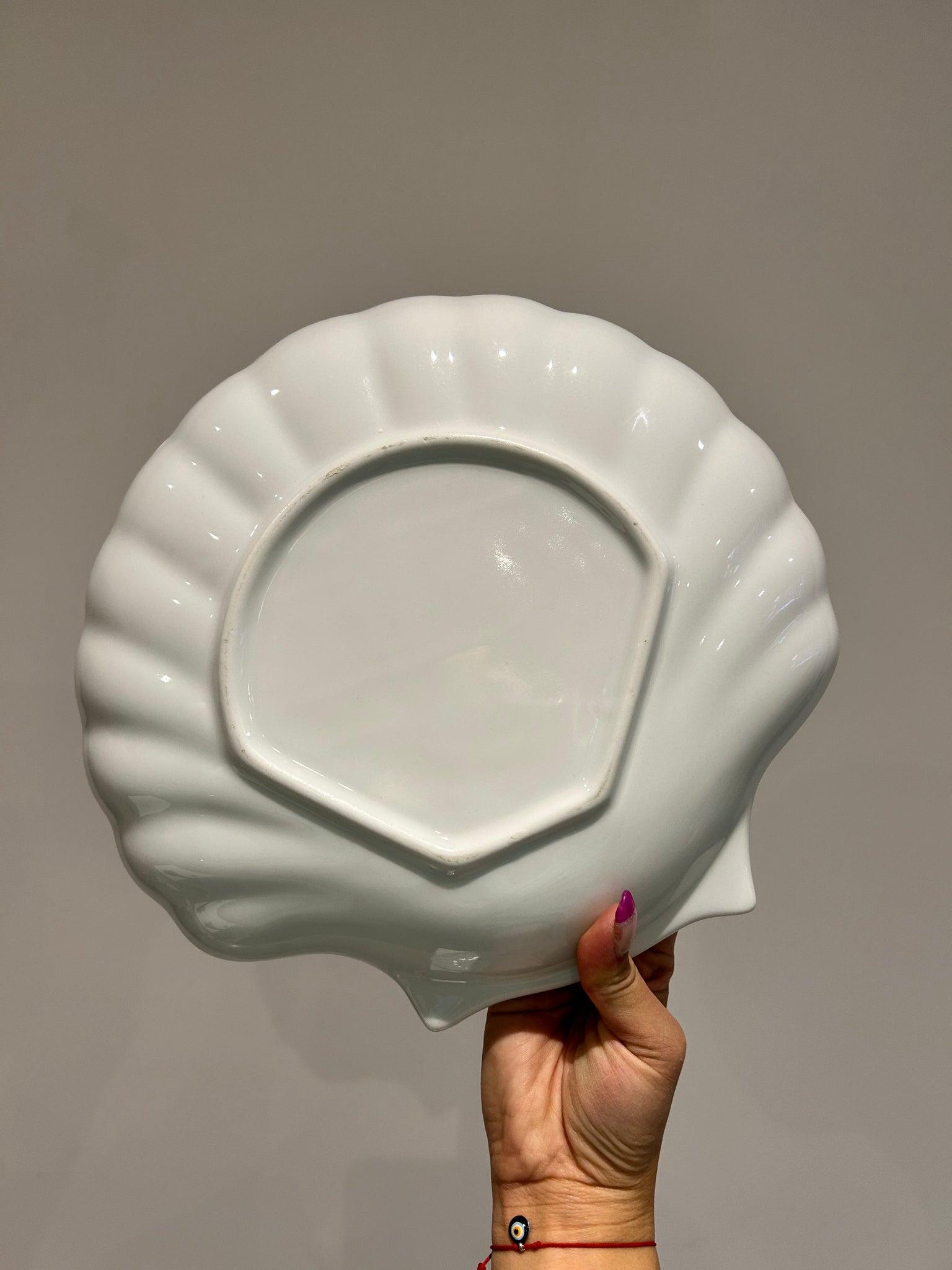 White ceramic seashell dining plates set