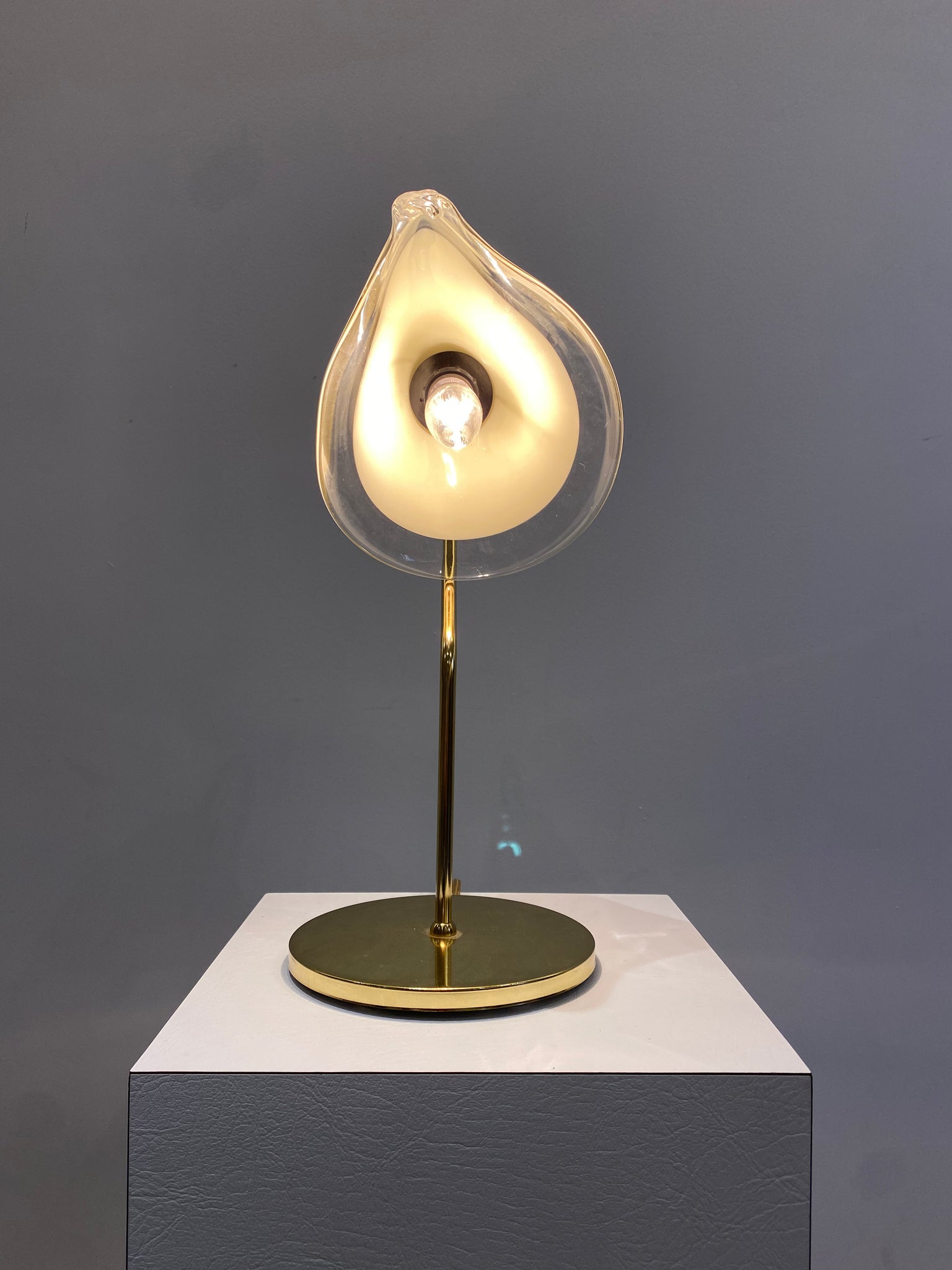 Cream Murano Vetri flower & brass table lamp